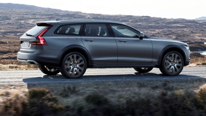 Ein grauer Volvo V90 Cross Country fährt 2016 durch eine Lavalandschaft.