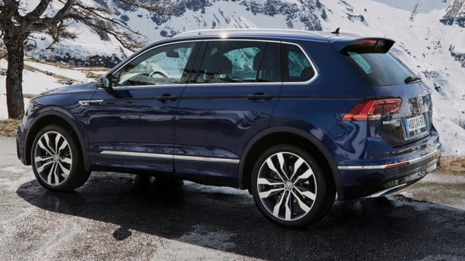 Ein blauer VW Tiguan R-Line steht 2017 im Hochgebirge.