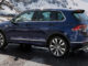 Ein blauer VW Tiguan R-Line steht 2017 im Hochgebirge.