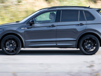 Ein grauer VW Tiguan R-Line fährt 2020 auf einer Landstraße.