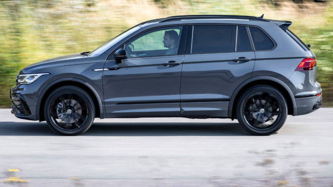 Ein grauer VW Tiguan R-Line fährt 2020 auf einer Landstraße.