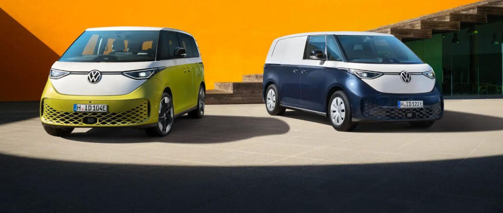 Ein gelber VW ID.Buzz und ein blauer ID.Buzz Cargo stehen 2022 vor einer orangenen Hauswand.