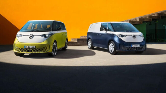 Ein gelber VW ID.Buzz und ein blauer ID.Buzz Cargo stehen 2022 vor einer orangenen Hauswand.