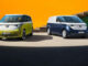 Ein gelber VW ID.Buzz und ein blauer ID.Buzz Cargo stehen 2022 vor einer orangenen Hauswand.