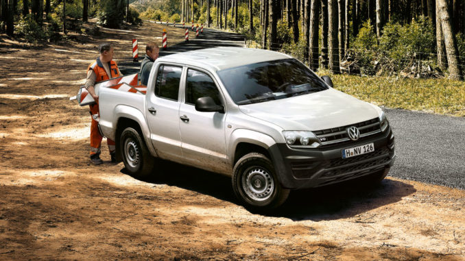 VW Amarok Trendline in weiß: viertürige Doppelkabine mit fünf Sitzplätzen und einer 2,52 Quadratmeter großen Ladefläche in der Cargobox. Darauf geht eine Europalette quer.