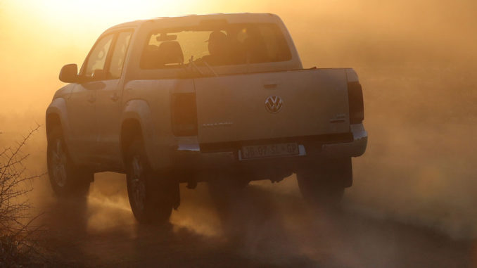 Impressionen bei der internationalen Offroad-Challenge ‚Spirit of Amarok‘ 2019 in Südafrika: Fahrt im Amarok in den Sonnenuntergang.