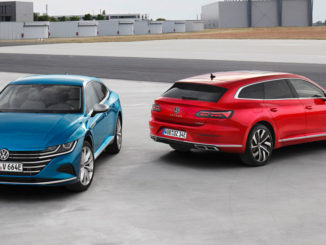 Ein blauer VW Arteon eHybrid Elegance und ein roter Arteon Shooting Brake eHybrid R-Line stehen 2020 auf einem Flughafen-Rollfeld.
