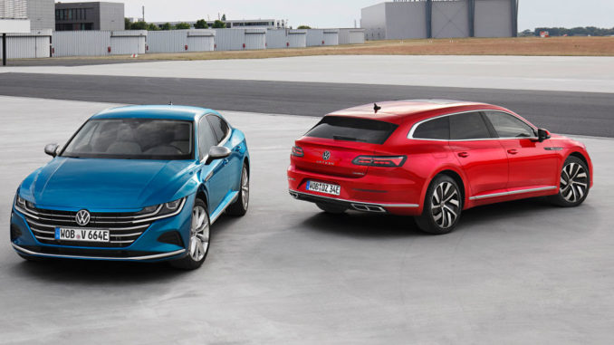 Ein blauer VW Arteon eHybrid Elegance und ein roter Arteon Shooting Brake eHybrid R-Line stehen 2020 auf einem Flughafen-Rollfeld.