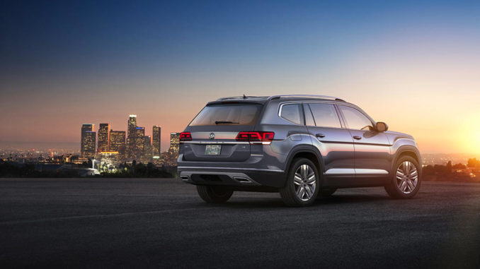 Ein grauer Volkswagen Atlas steht in den USA vor der Skyline einer Großstadt.