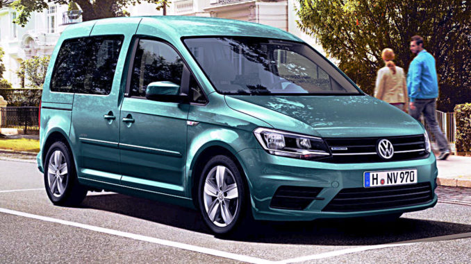 Ein türkiser VW Caddy steht 2016 in einem Wohngebiet.