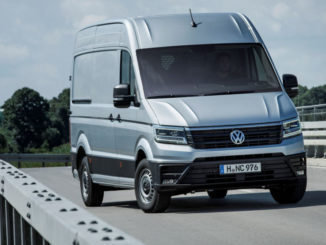 Ein silberner VW Crafter steht 2017 auf einer Brücke.