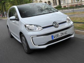 Ein weißer VW E-Up fährt 2016 durch die Stadt.