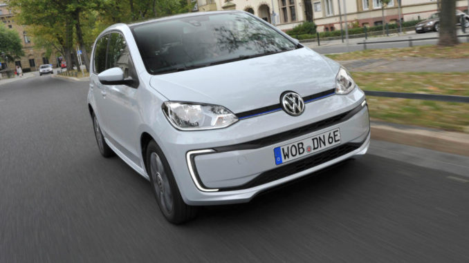 Ein weißer VW E-Up fährt 2016 durch die Stadt.