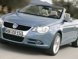 Ein blauer VW Eos fährt 2006 auf einer südeuropäischen Landstraße.