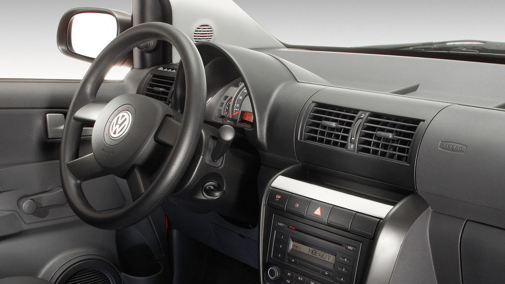 Studioaufnahme des Cockpits eine VW Fox aus dem Jahre 2005.