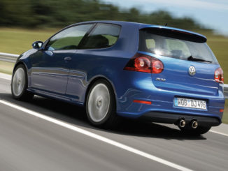 Ein blauer Volkswagen Golf R32 fährt 2005 über die Autobahn.