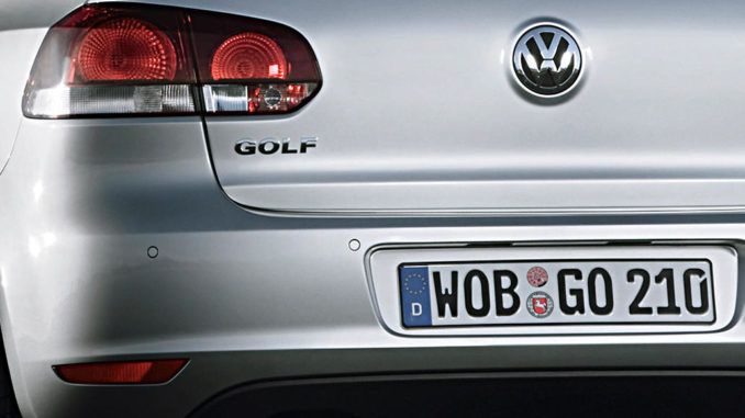 8. September 2008: Heck eines silbernen Volkswagen Golf (6. generation)