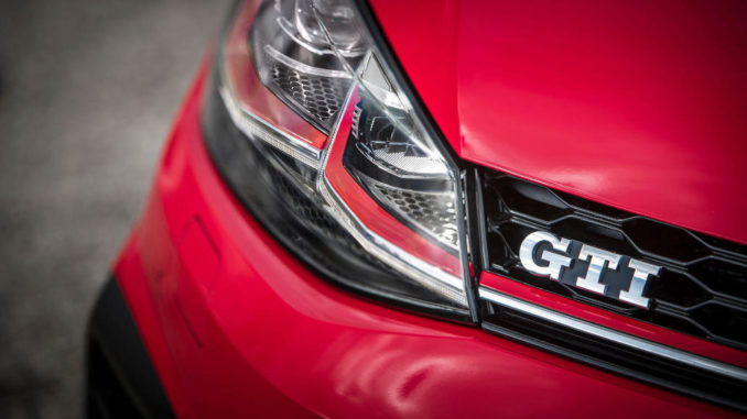 GTI-Schriftzug an einem roten VW Golf von 2017.