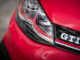GTI-Schriftzug an einem roten VW Golf von 2017.