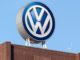 VW-Logo auf der Konzernzentrale, dem Wolfsburger Hochhaus aus Backstein