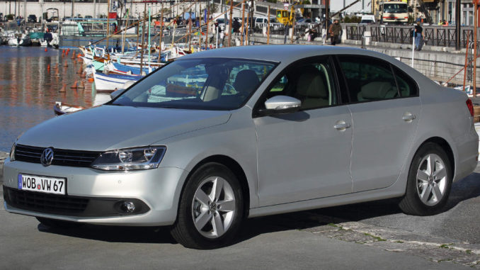 Ein silberner VW Jetta steht Anfang 2011 vor einem Hafen.
