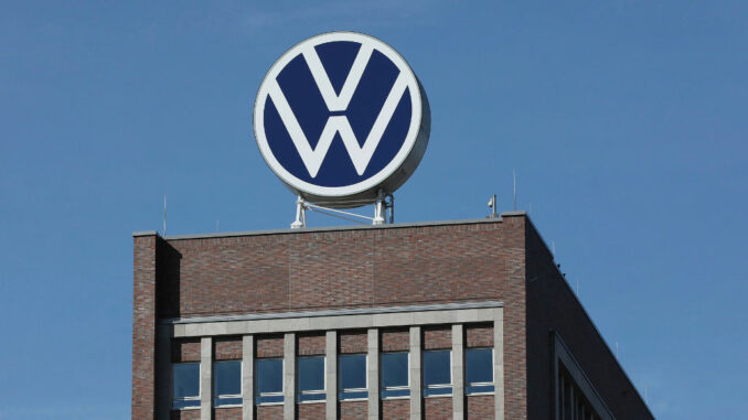 Markenhochhaus in Wolfsburg mit dem 2019 eingeführten Volkswagen Logo.