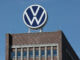 Markenhochhaus in Wolfsburg mit dem 2019 eingeführten Volkswagen Logo.