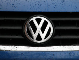 vw volkswagen logo regen nass kühlergrill chrom