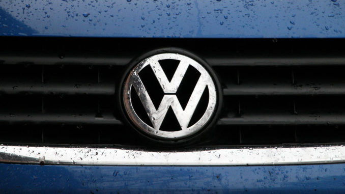 vw volkswagen logo regen nass kühlergrill chrom