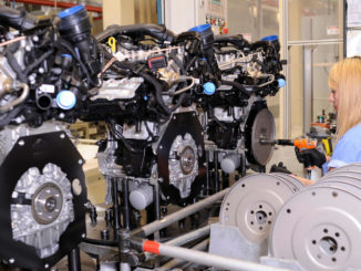 Eine Mitarbeiterin von Volkswagen do Brasil, Werk São Carlos, montiert einen EA211-Motor am Fließband.