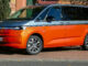 Ein silber-oranger VW Multivan T7 steht im Herbst 2021 vor einer Hofeinfahrt.