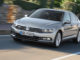 Ein silberner VW Passat 2.0 TDI Motor mit 176 kW / 240 PS; Allradantrieb 4MOTION fährt 2014 eine Landstraße entlang.