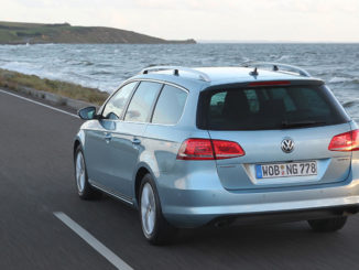 Ein silberner Volkswagen Passat Variant TDI BlueMotion fährt auf einer Küstenstraße(März 2013)