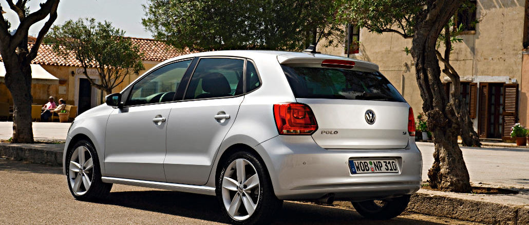 Ein silberner VW Polo steht 2009 auf einem südeuropäischem Platz.