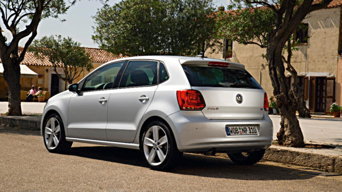 Ein silberner VW Polo steht 2009 auf einem südeuropäischem Platz.