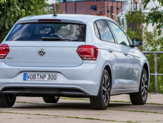 Ein weißer VW Polo VI stefeht 2017 am Hamburger Hafen.