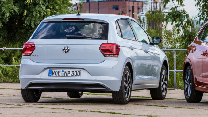 Ein weißer VW Polo VI stefeht 2017 am Hamburger Hafen.