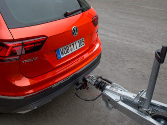 Ein roter Volkswagen Tiguan der zweiten Generation mit schwenkbare Anhängevorrichtung.