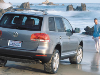 Ein grauer VW Touareg steht 2003 an einem kalifornischem Strand.