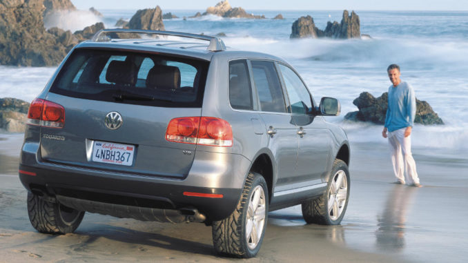 Ein grauer VW Touareg steht 2003 an einem kalifornischem Strand.