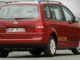 Ein roter VW Touran EcoFuel von Volkswagen mit Erdgasantrieb steht 2006 vor Gastanks.