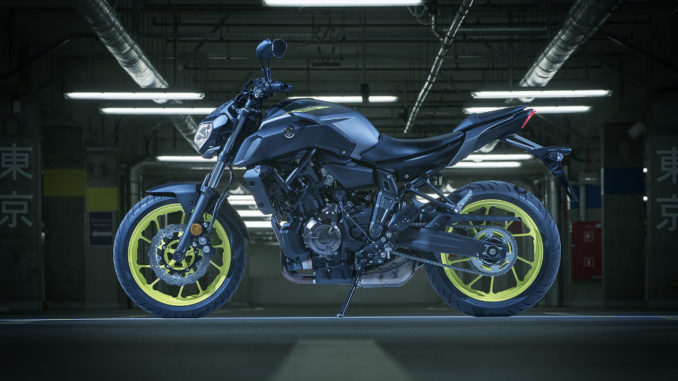 Eine Yamaha MT-07 Modelljahr 2018 steht in einer Tiefgarage unter einem Oberlicht.