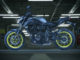Eine Yamaha MT-07 Modelljahr 2018 steht in einer Tiefgarage unter einem Oberlicht.