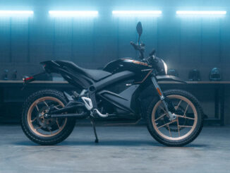 Eine schwarze Zero DSR steht 2023 in einer Werkstatt.