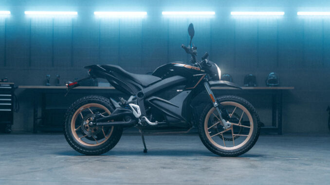Eine schwarze Zero DSR steht 2023 in einer Werkstatt.